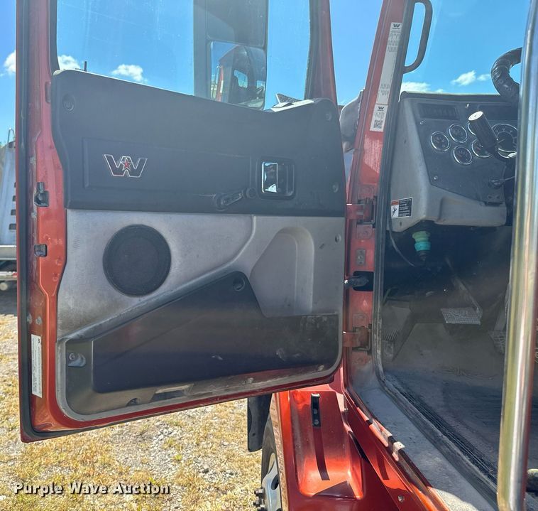 image for item DX1305 2016 Western Star 4700 semi truck