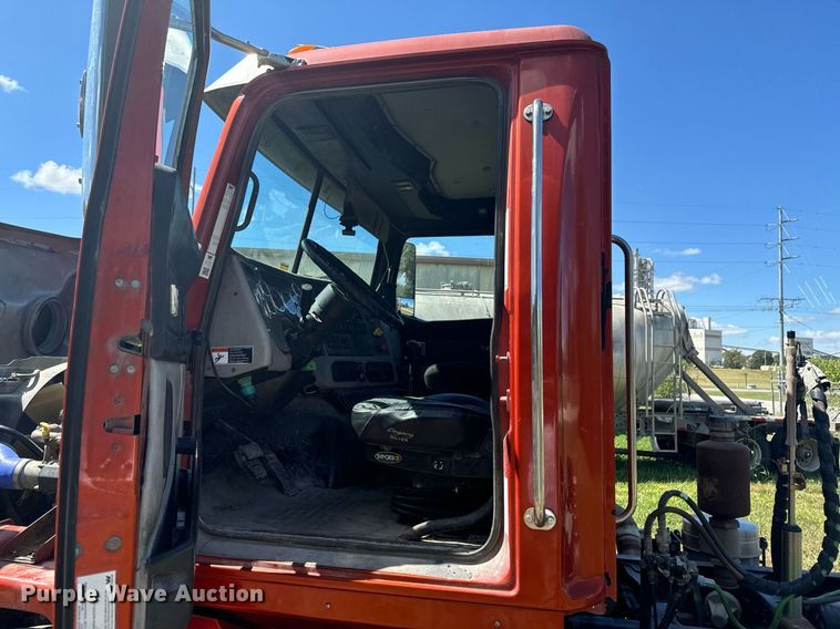 image for item DX1305 2016 Western Star 4700 semi truck