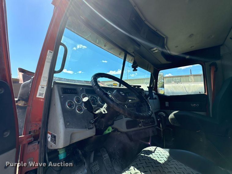 image for item DX1305 2016 Western Star 4700 semi truck