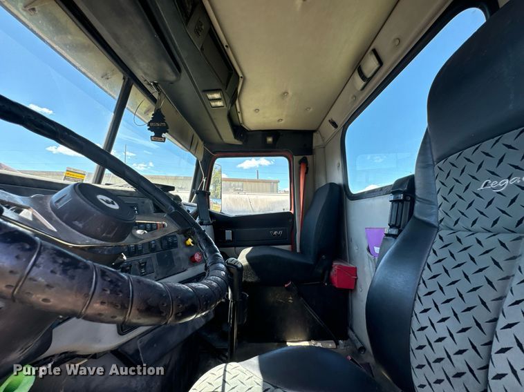 image for item DX1305 2016 Western Star 4700 semi truck