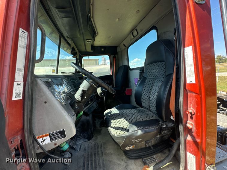 image for item DX1305 2016 Western Star 4700 semi truck