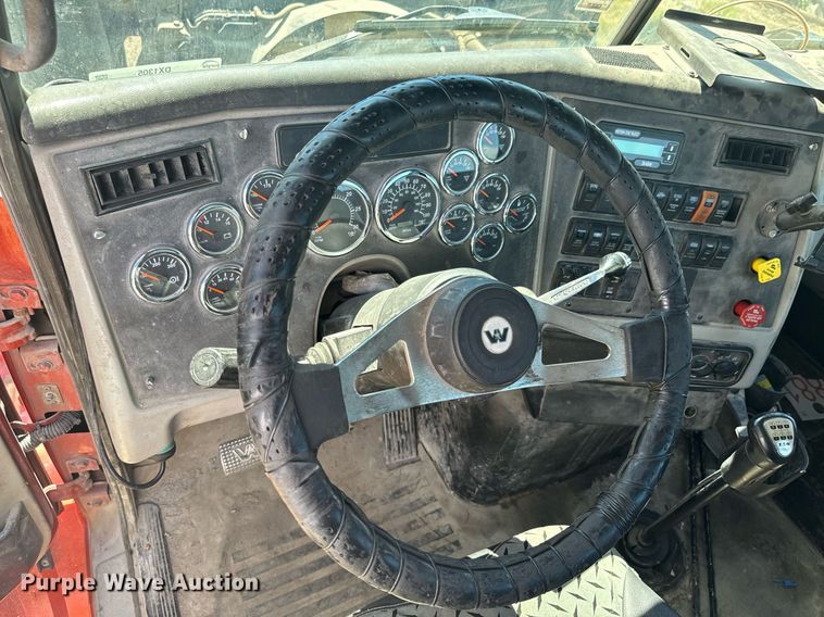 image for item DX1305 2016 Western Star 4700 semi truck