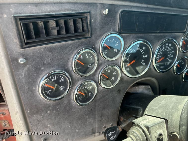 image for item DX1305 2016 Western Star 4700 semi truck