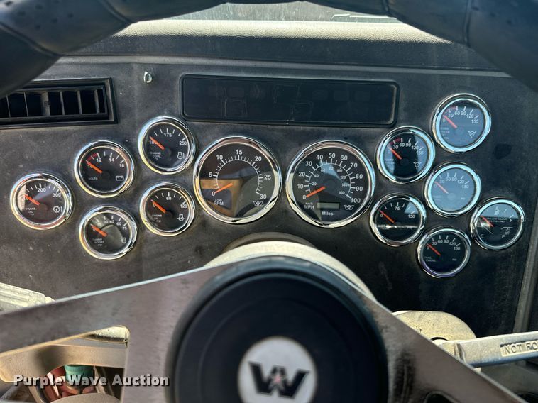 image for item DX1305 2016 Western Star 4700 semi truck