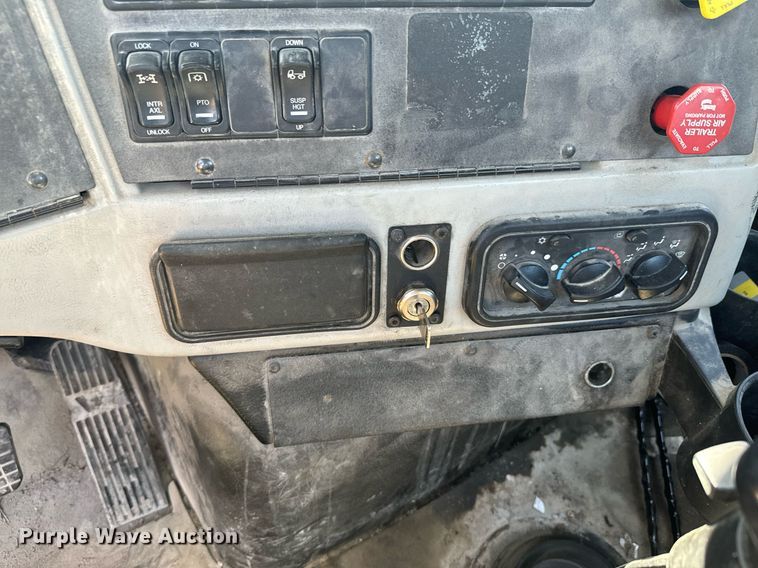 image for item DX1305 2016 Western Star 4700 semi truck