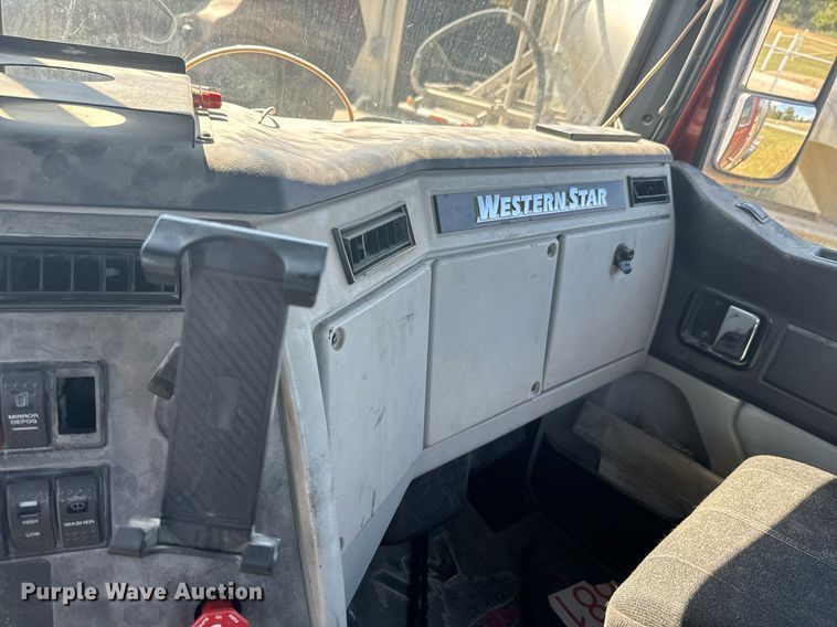 image for item DX1305 2016 Western Star 4700 semi truck