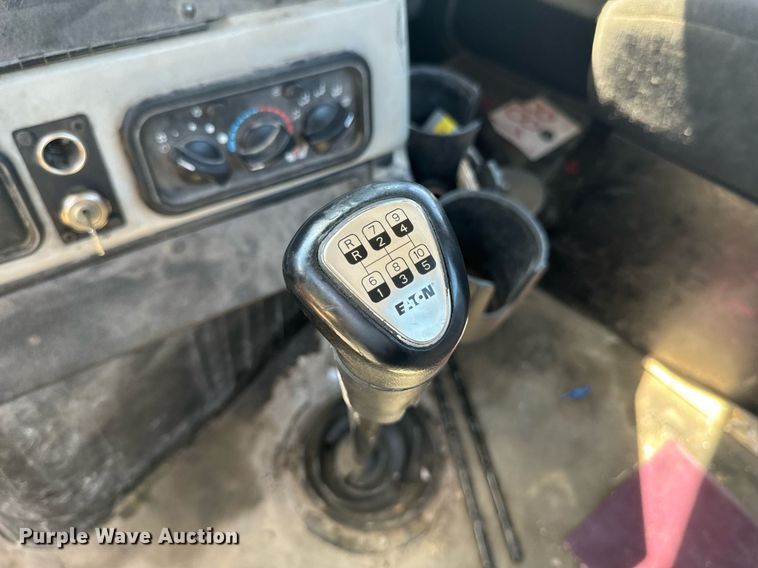 image for item DX1305 2016 Western Star 4700 semi truck