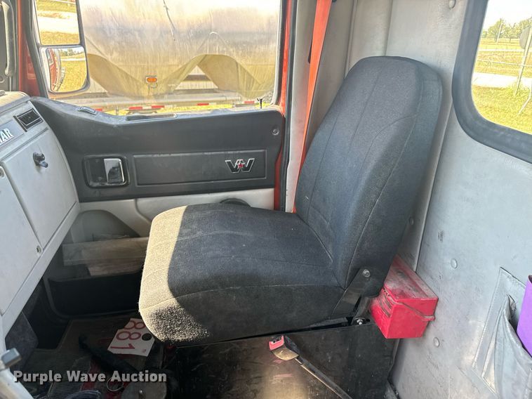 image for item DX1305 2016 Western Star 4700 semi truck