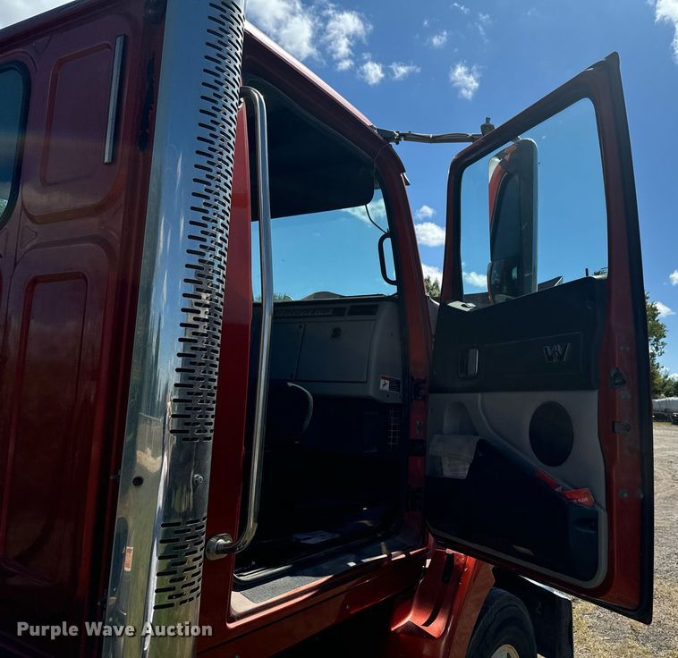 image for item DX1305 2016 Western Star 4700 semi truck