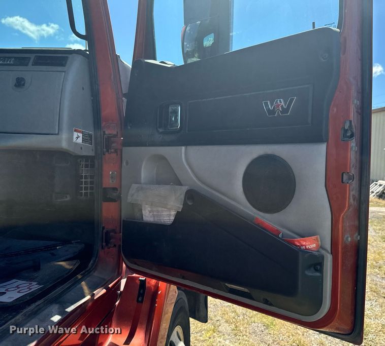 image for item DX1305 2016 Western Star 4700 semi truck