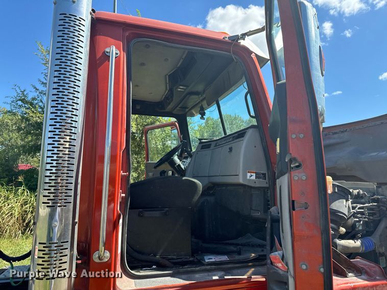 image for item DX1305 2016 Western Star 4700 semi truck