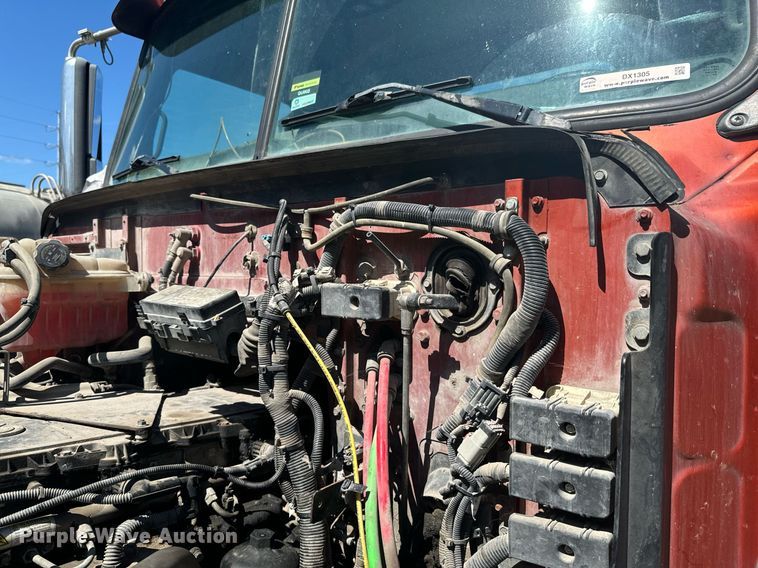 image for item DX1305 2016 Western Star 4700 semi truck