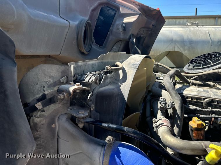 image for item DX1305 2016 Western Star 4700 semi truck