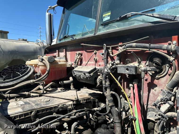 image for item DX1305 2016 Western Star 4700 semi truck