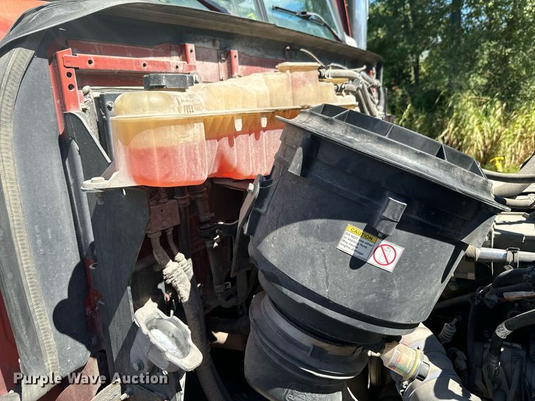 image for item DX1305 2016 Western Star 4700 semi truck