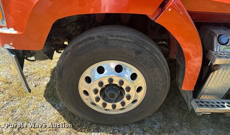 image for item DX1305 2016 Western Star 4700 semi truck