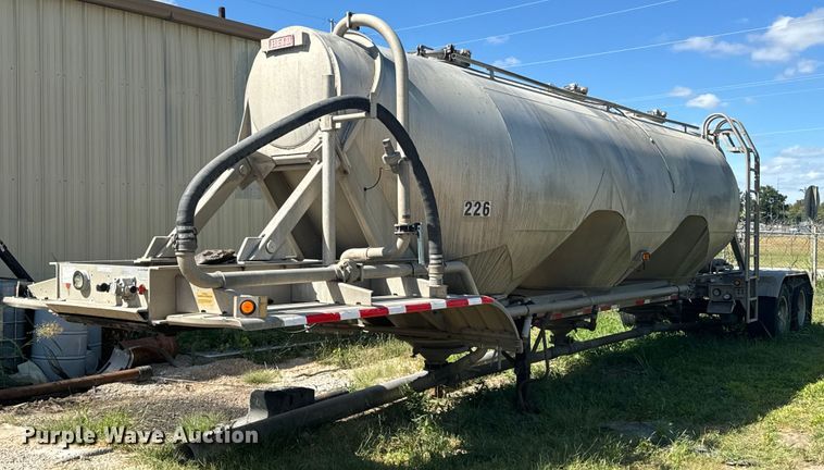 image for item DX1306 2000 Heil tank trailer