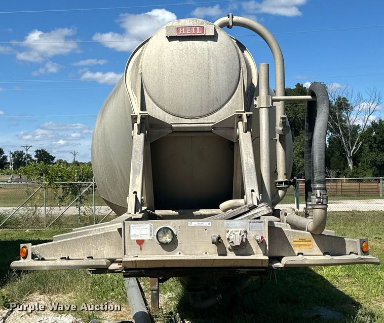 image for item DX1306 2000 Heil tank trailer