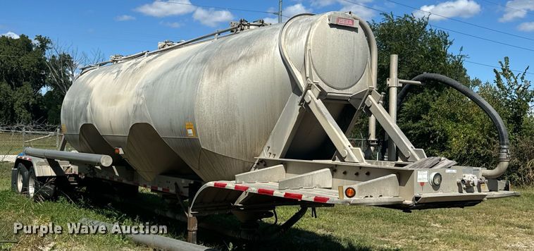 image for item DX1306 2000 Heil tank trailer