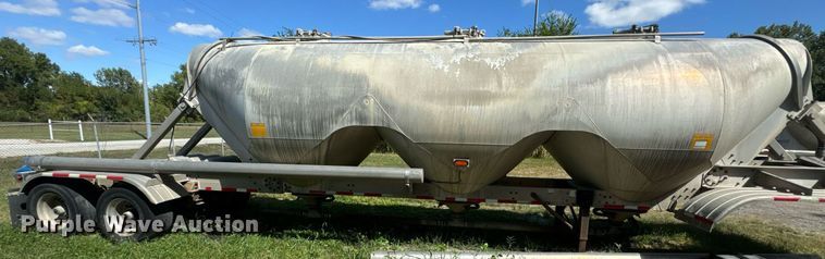 image for item DX1306 2000 Heil tank trailer