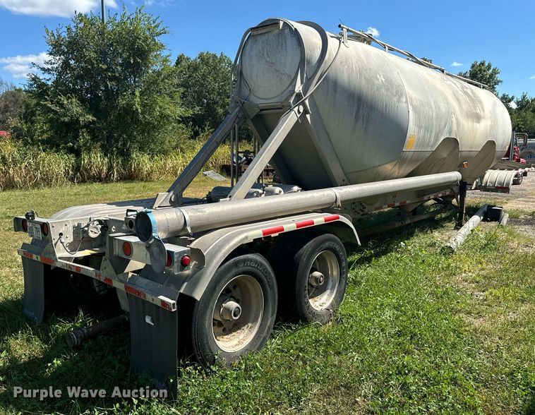 image for item DX1306 2000 Heil tank trailer