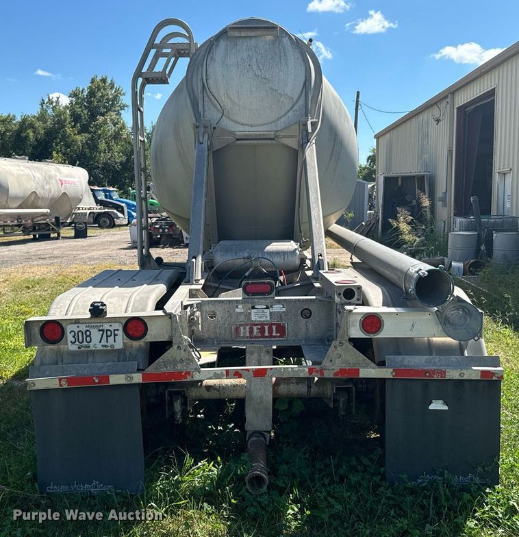 image for item DX1306 2000 Heil tank trailer