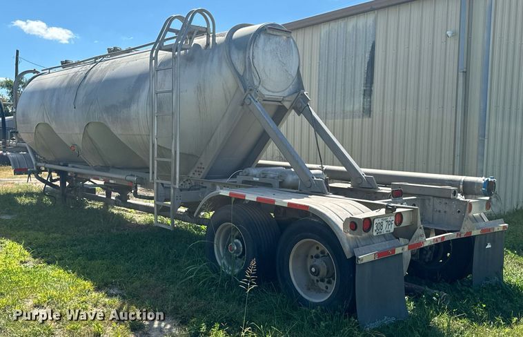 image for item DX1306 2000 Heil tank trailer