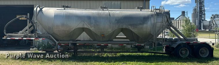 image for item DX1306 2000 Heil tank trailer
