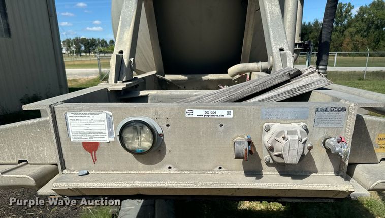 image for item DX1306 2000 Heil tank trailer