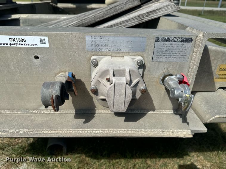 image for item DX1306 2000 Heil tank trailer