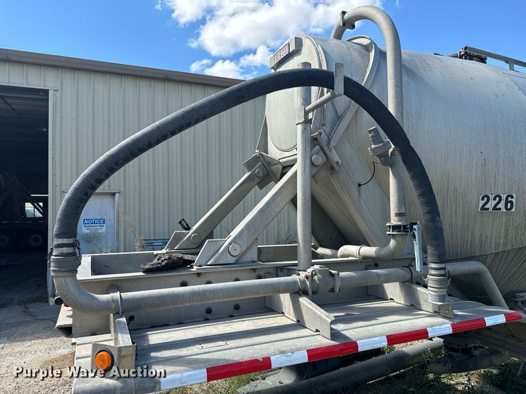 image for item DX1306 2000 Heil tank trailer