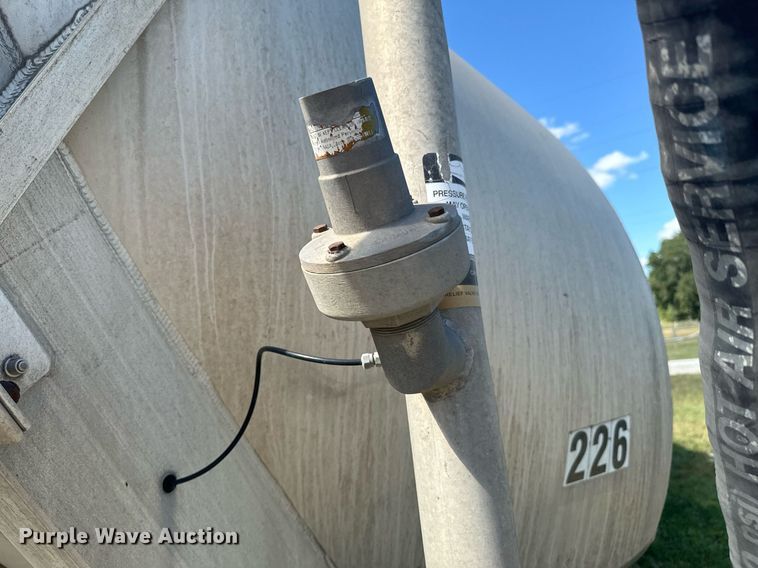 image for item DX1306 2000 Heil tank trailer