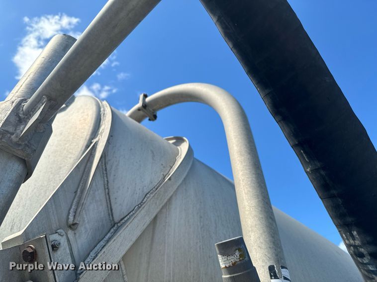 image for item DX1306 2000 Heil tank trailer