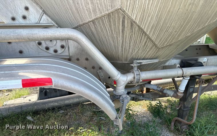 image for item DX1306 2000 Heil tank trailer