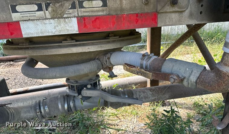 image for item DX1306 2000 Heil tank trailer