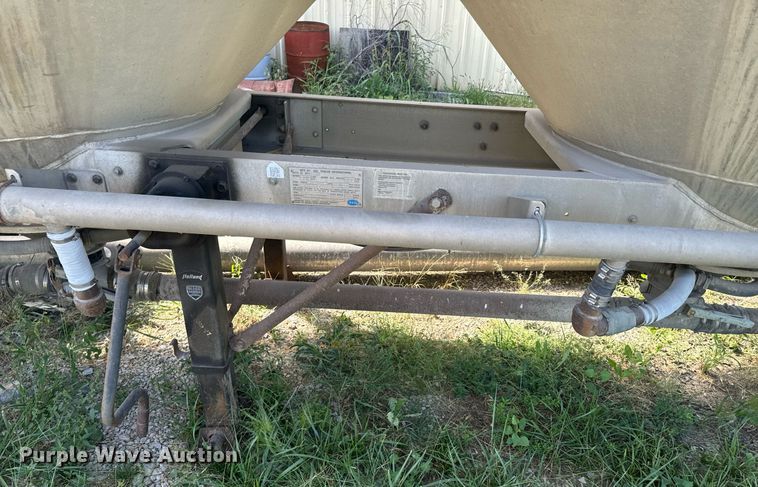 image for item DX1306 2000 Heil tank trailer