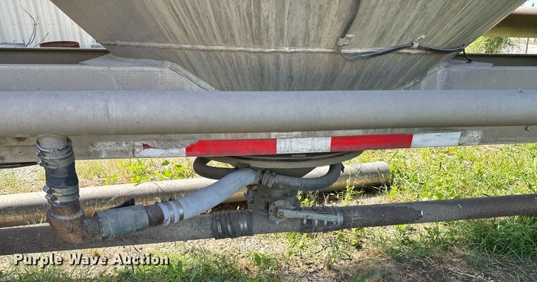 image for item DX1306 2000 Heil tank trailer