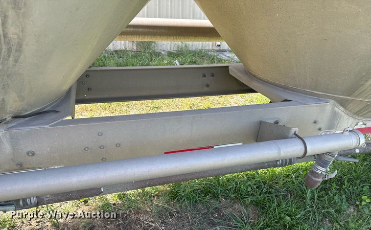 image for item DX1306 2000 Heil tank trailer