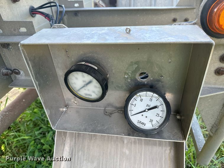 image for item DX1306 2000 Heil tank trailer