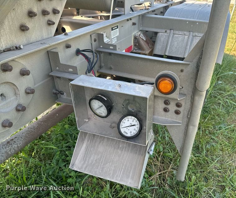 image for item DX1306 2000 Heil tank trailer