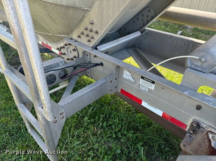 image for item DX1306 2000 Heil tank trailer