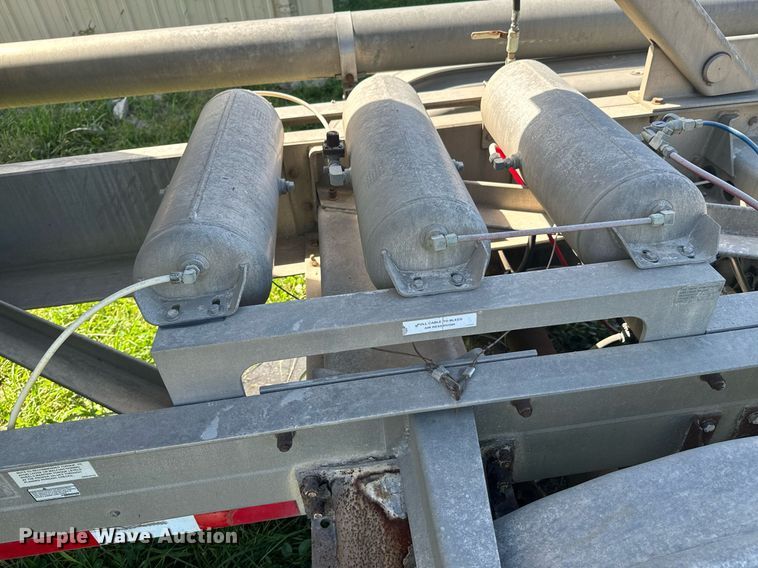 image for item DX1306 2000 Heil tank trailer