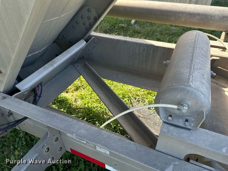 image for item DX1306 2000 Heil tank trailer