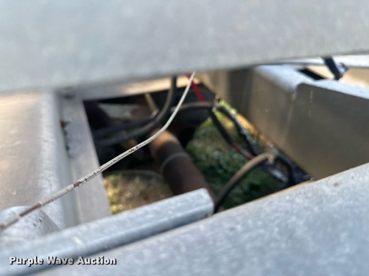 image for item DX1306 2000 Heil tank trailer