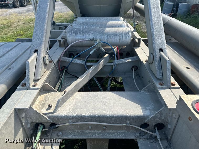 image for item DX1306 2000 Heil tank trailer