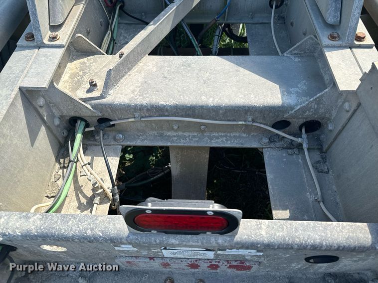 image for item DX1306 2000 Heil tank trailer