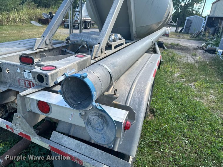 image for item DX1306 2000 Heil tank trailer