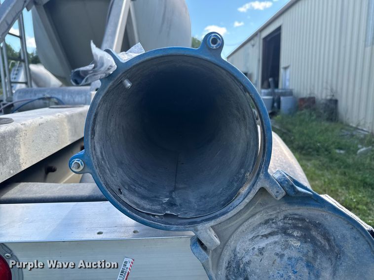 image for item DX1306 2000 Heil tank trailer