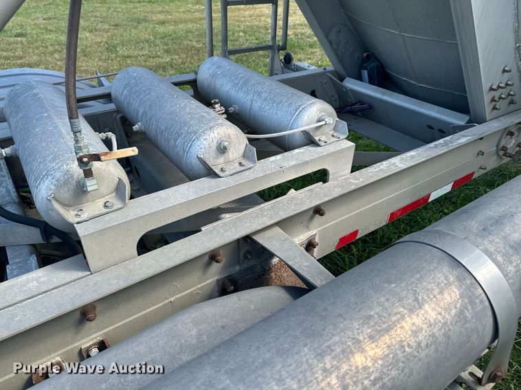 image for item DX1306 2000 Heil tank trailer