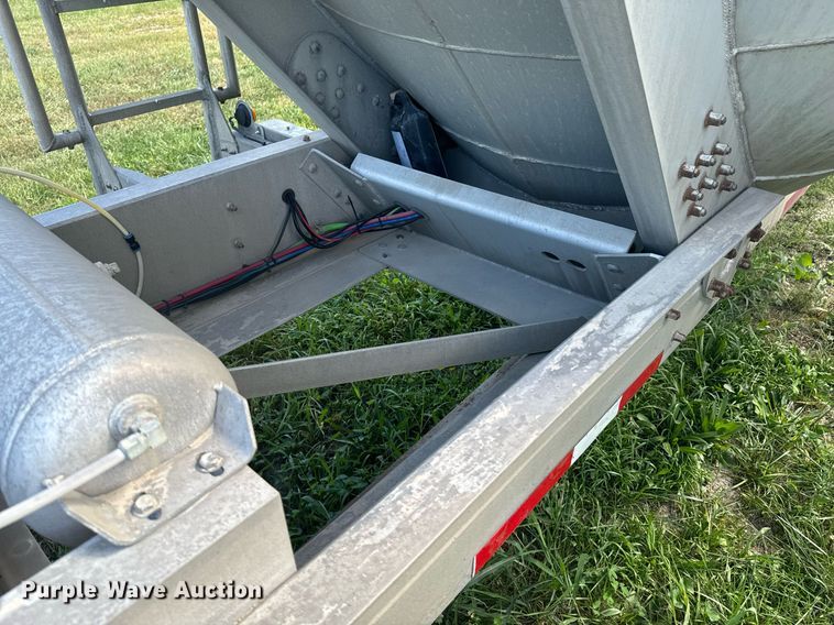 image for item DX1306 2000 Heil tank trailer